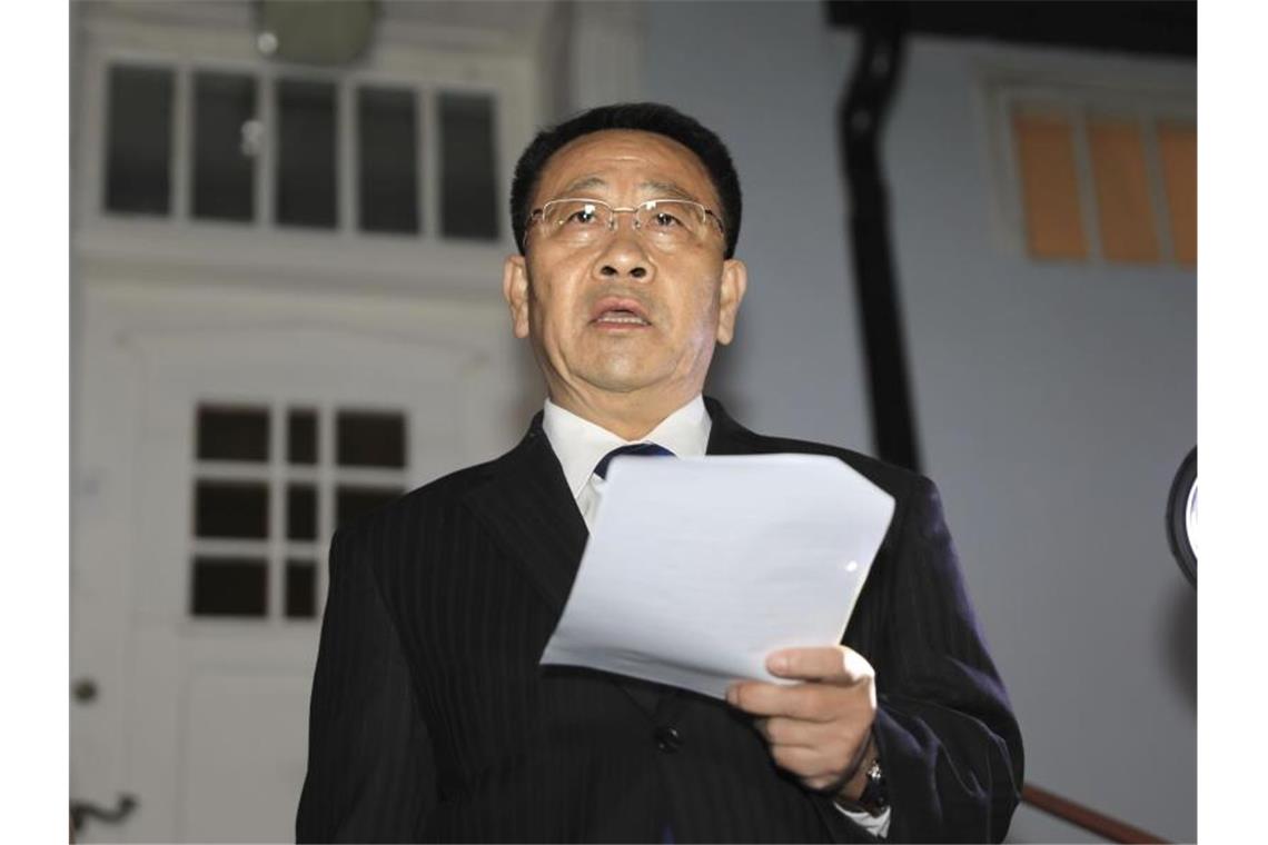Kim Myong Gil, nordkoreanischer Unterhändler, liest einer Erklärung vor der nordkoreanischen Botschaft in Stockholm. Foto: Kyodo News/AP/dpa