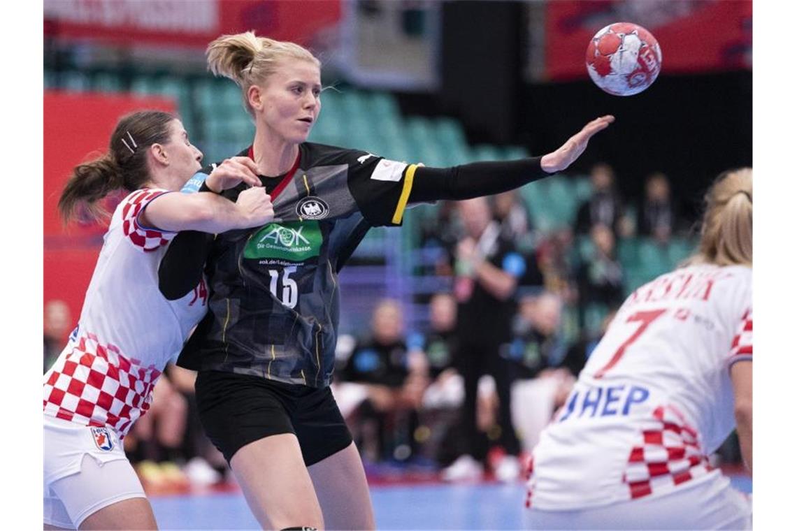 Kim Naidzinavicius (M) musste sich mit Deutschlands Handballerinnen den Kroatinnen geschlagen geben. Foto: Claus Fisker/ Ritzau Scanpix/AP/dpa