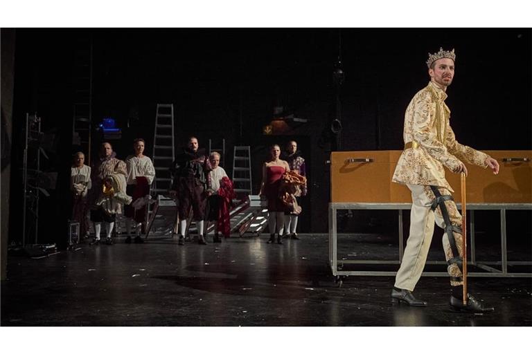 KIm Patrick Biele in der Titelrolle des verführerischen Tyrannen „Richard III.“ von William Shakespeare an der Esslinger Landesbühne.