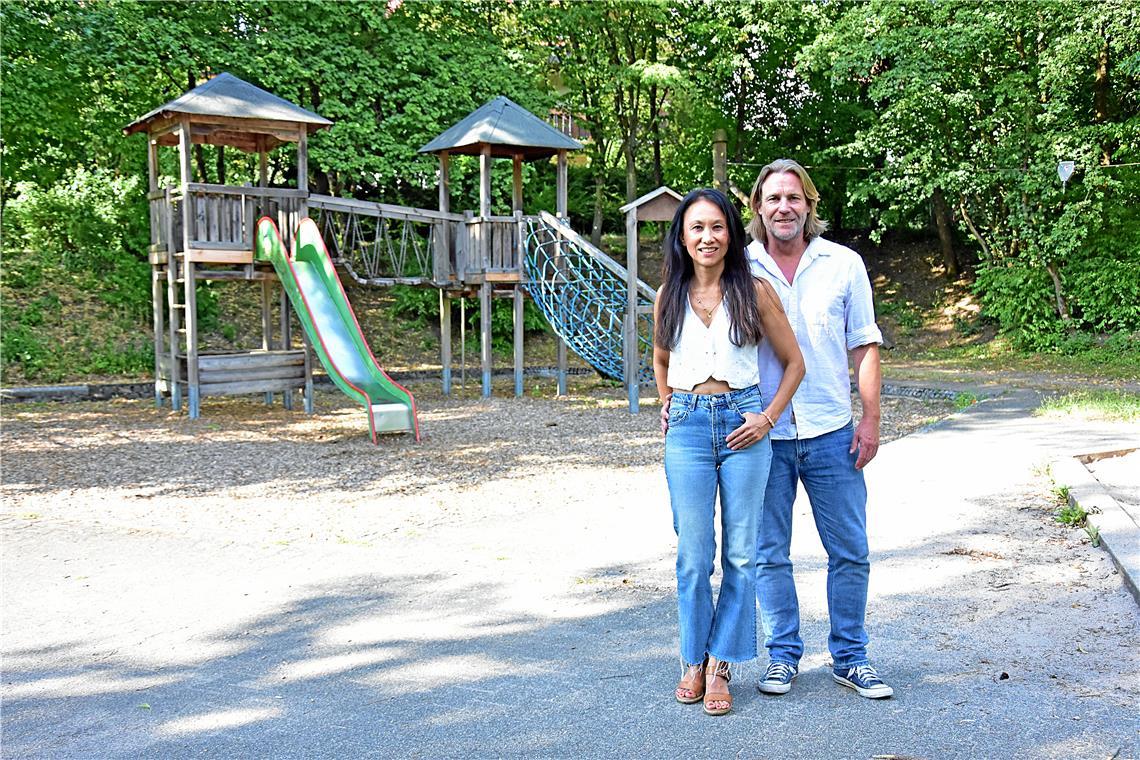 Kimi Reber und ihr Mann Robin Hummel kämpfen dafür, dass das Wefzgenhölzle nicht bebaut wird. Foto: Tobias Sellmaier