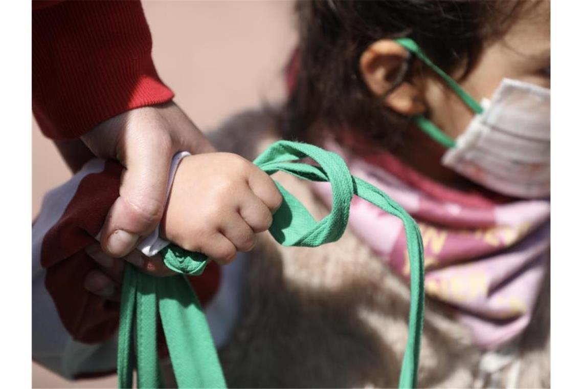 Kinder vermutlich genauso ansteckend wie Erwachsene Kind mit Mundschutz: Die Forscher fanden keinen Unterschied in der Viruslast zwischen verschiedenen Altersgruppen. Foto: Marta Fernández Jara/Europa Press/dpa/Symbolbild