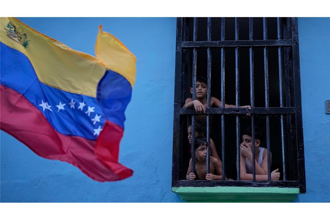 Kinder beobachten Maduro-Demo aus dem Fenster