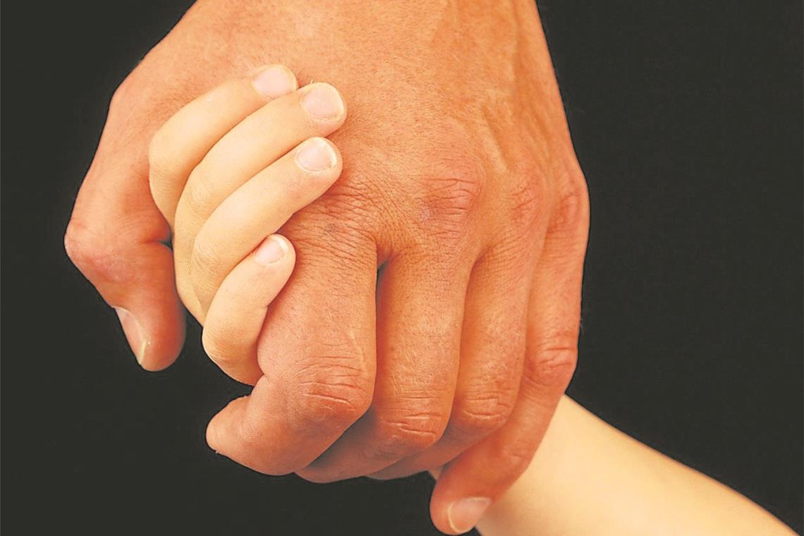 Projekt zum Kinderschutz steht vor dem Aus Kinder brauchen eine schützende Hand. Foto: MEV