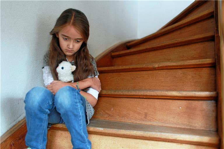 Kinder, die bereits andere Verlusterfahrungen gemacht haben oder mit Schwierigkeiten verschiedenster Art zu tun haben, sollte man besonders in den Blick nehmen, raten die Schulpsychologen. Die Reaktionen auf schreckliche Ereignisse wie in Allmersbach im Tal können aber grundsätzlich ganz unterschiedlich ausfallen.  Symbolfoto: Polizeiliche Kriminalprävention der Länder und des Bundes