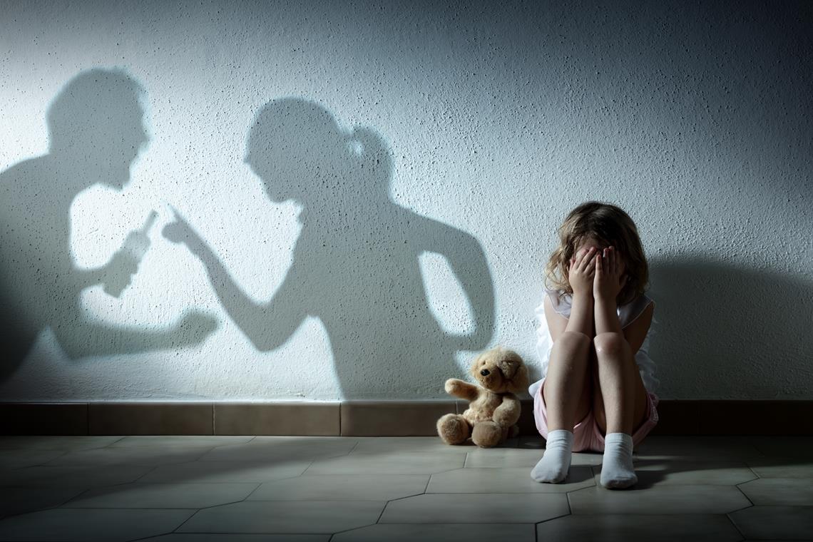 Soforthilfe für Kinder bei häuslicher Gewalt Kinder, die Gewalt in der eigenen Familie erleben müssen, sind oft zerrissen zwischen verschiedenen Bedürfnissen. Sie wollen ihre Mutter beschützen, gleichzeitig den Kontakt zum Vater nicht verlieren. Für die Kleinsten eine schlimme Situation. Foto: Adobe Stock/Romolo Tavani