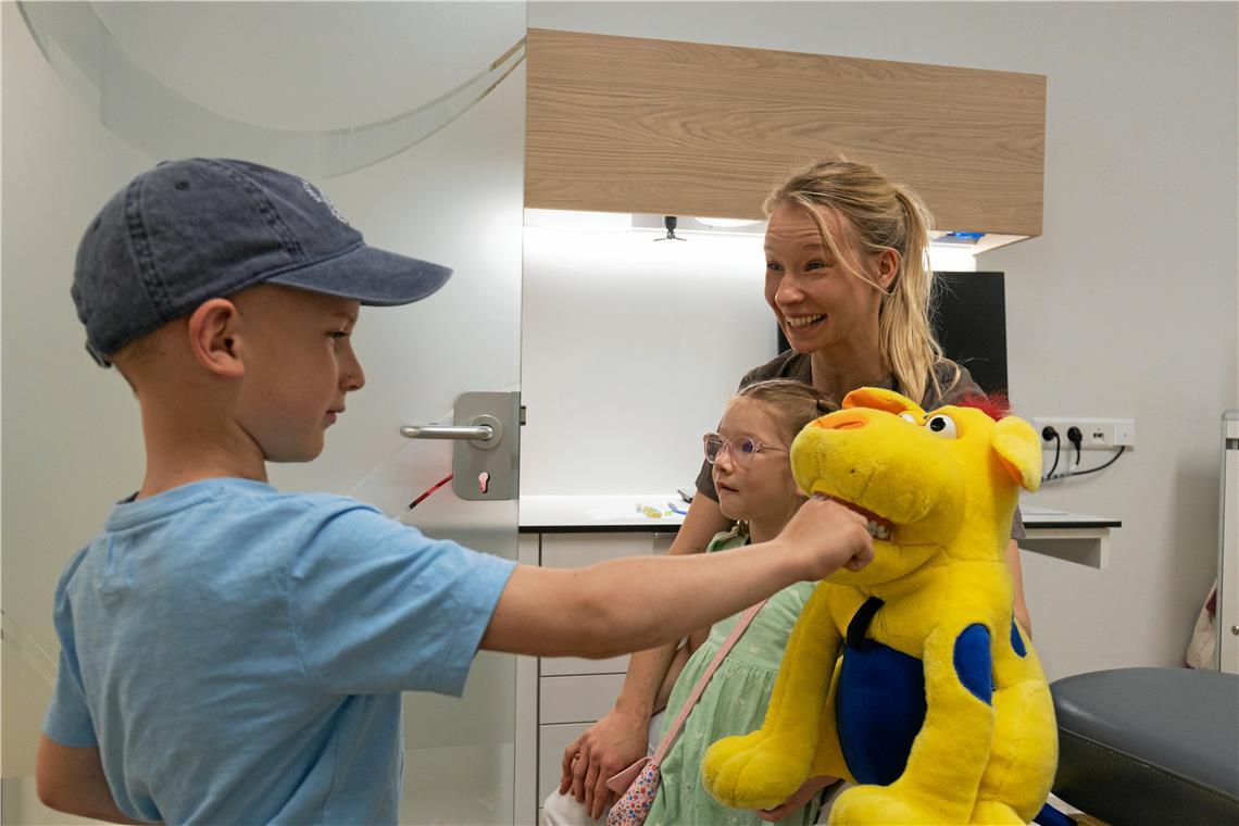 Kinder dürfen der Demopuppe Kai die Zähne putzen. Hier übt der siebenjährige Tom...