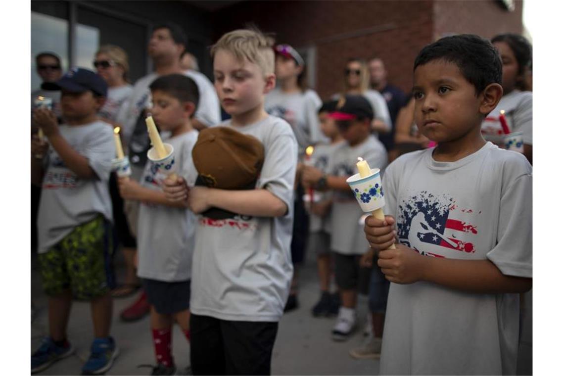 Kinder einer Jugendsportgemeinschaft nehmen an einer Mahnwache für die Opfer des Massakers in El Paso teil. Foto: Andres Leighton/AP