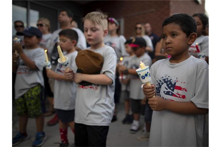 Kinder einer Jugendsportgemeinschaft nehmen an einer Mahnwache für die Opfer des Massakers in El Paso teil. Foto: Andres Leighton/AP
