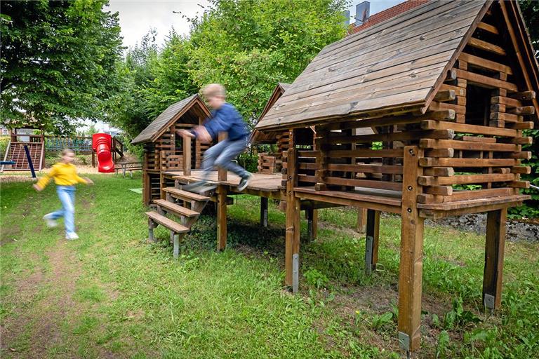 Kinder, Eltern und Anwohner haben bei der Gestaltung des Spielplatzes ihre Wünsche und Anregungen eingebracht. Nun ist er fürs Spielen freigegeben. Foto: Alexander Becher