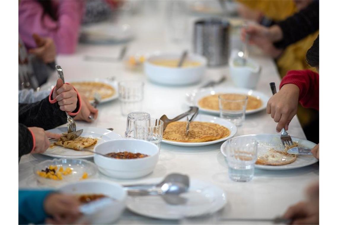 Kinder essen in der Kantine einer Grundschule zu Mittag. Foto: Sebastian Gollnow/dpa