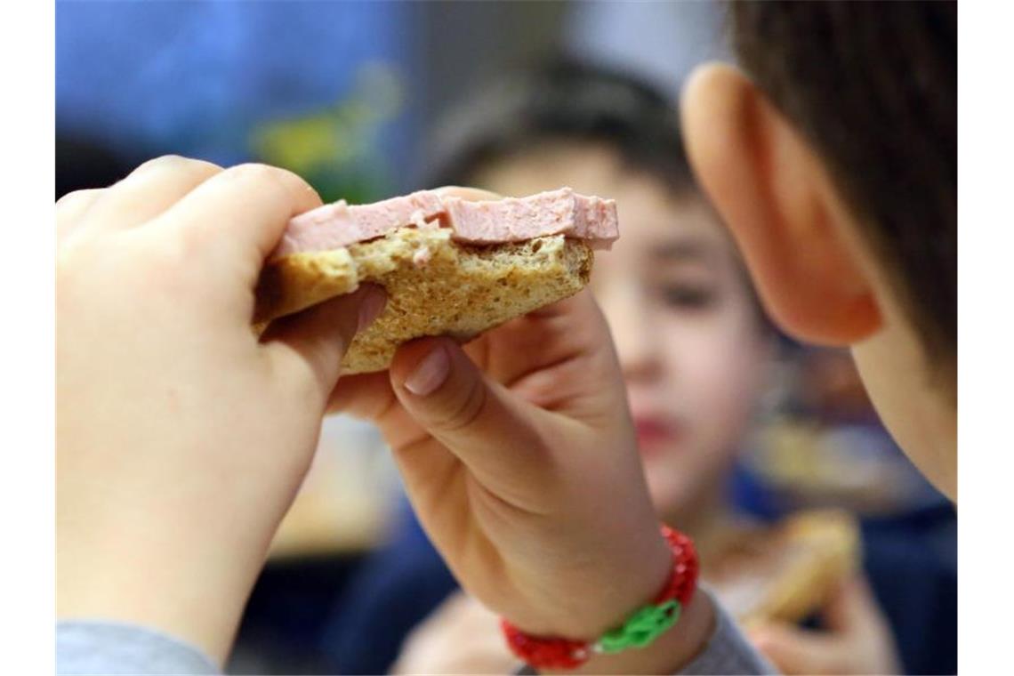 Kinder frühstücken in einer Grundschule. Foto: Stephanie Pilick