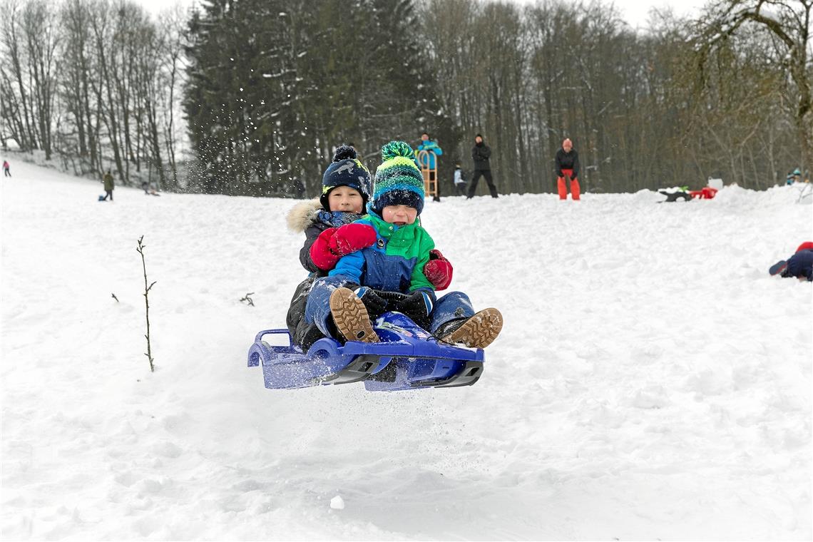 Kinder haben großen Spaß am Rodelhang beim alten Skilift der Familie Greiner in Spiegelberg-Jux. Auf ihrem Plastikbob heben Elias (hinten) und Robin so richtig ab.