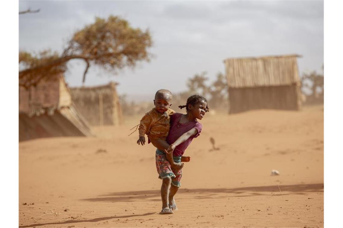 Kinder im Süden Madagaskars. Die schlimmste Dürre seit 40 Jahren gefährdet in dem vor Afrikas Ostküste gelegenen Inselstaat das Leben hunderttausender Menschen. Foto: Tsiory Andriantsoarana/WFP/dpa