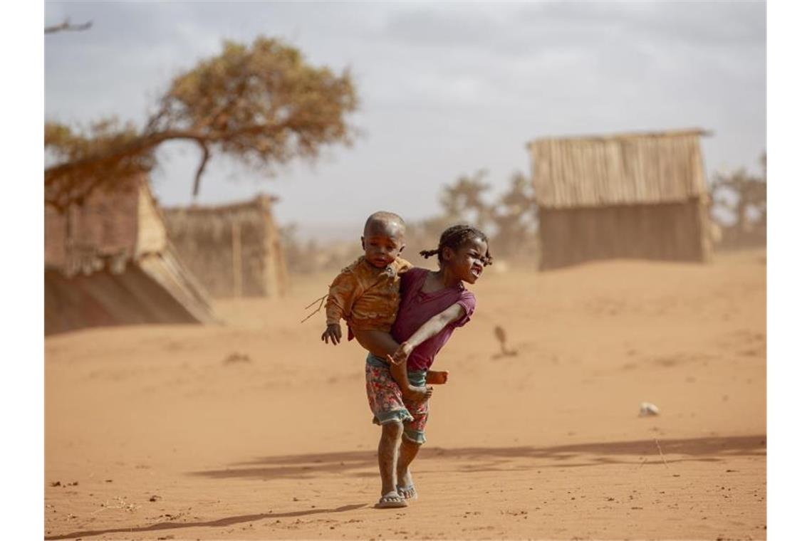Erderwärmung treibt Millionen in die Flucht Kinder im Süden von Madagaskar. Die schlimmste Dürre seit 40 Jahren gefährdet das Leben hunderttausender Menschen. Foto: Tsiory Andriantsoarana/WFP/dpa