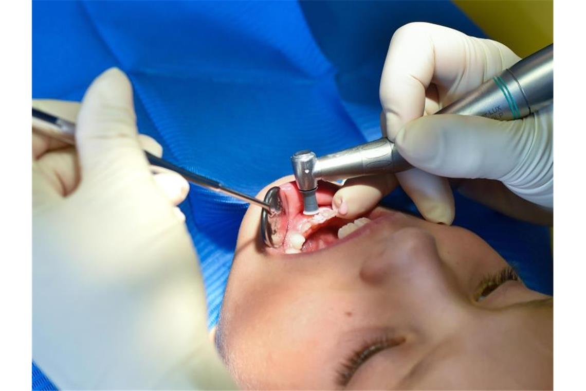 Kinder in der gesetzlichen Krankenversicherung haben künftig zwischen dem 6. und 33. Lebensmonat Anspruch auf drei Frühuntersuchungen beim Zahnarzt. Foto: Patrick Pleul