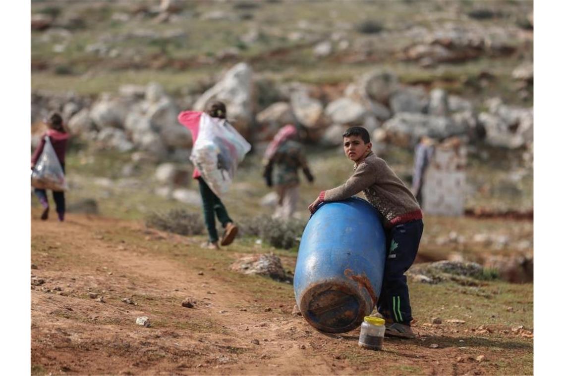 Bomben, Kälte, Hunger: Syrien erlebt neues Flüchtlingsdrama Kinder in der Nähe eines behelfsmäßigen Lagers für Familien. Foto: Anas Alkharboutli/dpa