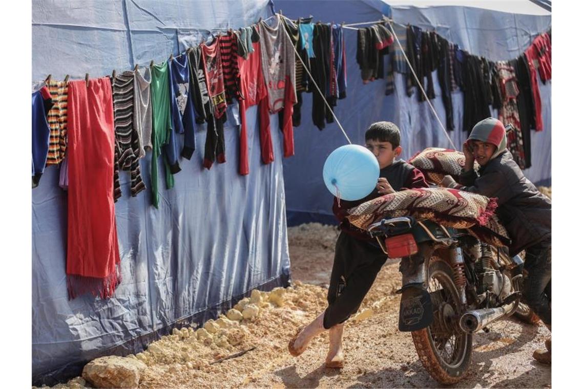 Kinder in einer Notunterkunft im syrischen Idlib: Ihre Familien waren vor den andauernden Militäreinsätzen geflüchtet. Foto: Anas Alkharboutli/dpa