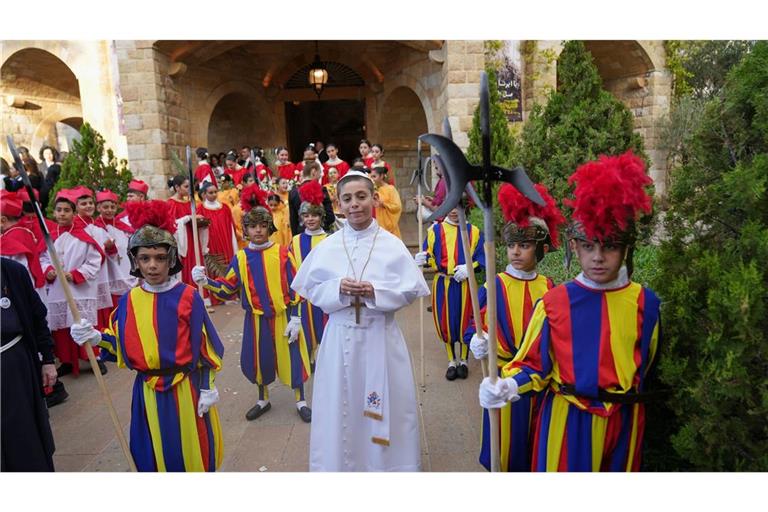 Kinder in Papst- und Gardistenkostümen erwarten Leo XIV. im De la Croix Krankenhaus im Libanon