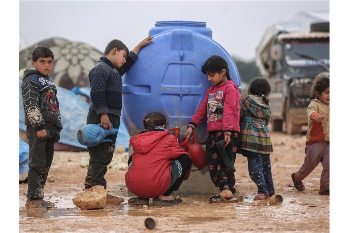 Wirtschaftskrise in Syrien führt zu mehr Hunger Kinder leiden besonders unter dem Bürgerkrieg in Syrien. Foto: Anas Alkharboutli/dpa