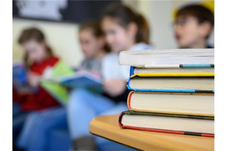 Kinder lesen in einer Grundschule. Foto: Sebastian Gollnow/dpa
