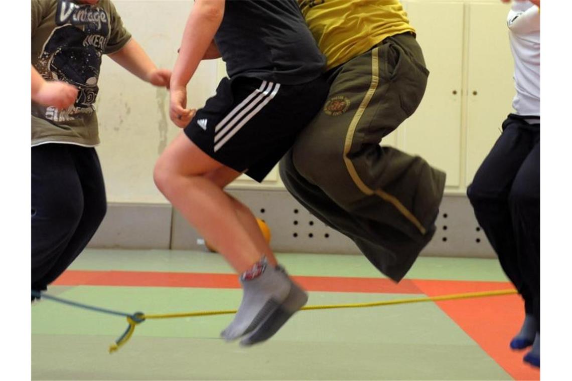 Studie: Jugendliche bewegen sich zu wenig Kinder nehmen an einem Sportprogramm teil. Die große Mehrheit der Jugendlichen weltweit bewegt sich laut einer Studie zu wenig. Foto: Waltraud Grubitzsch/zb/dpa