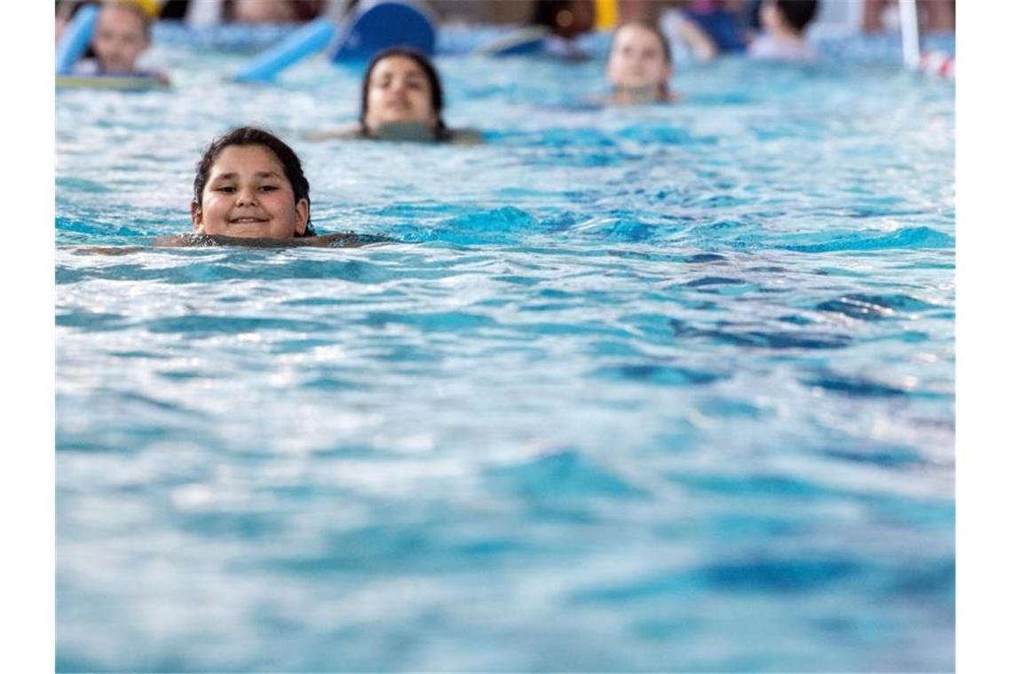 Viele Grundschulen können keinen Schwimmunterricht anbieten Kinder schwimmen während des Schwimmunterrichts. Foto: Federico Gambarini/Archivbild