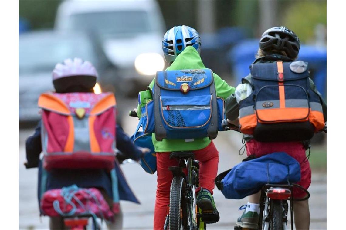 Kinder sind mit dem Fahrrad unterwegs zur Schule. Foto: Ralf Hirschberger