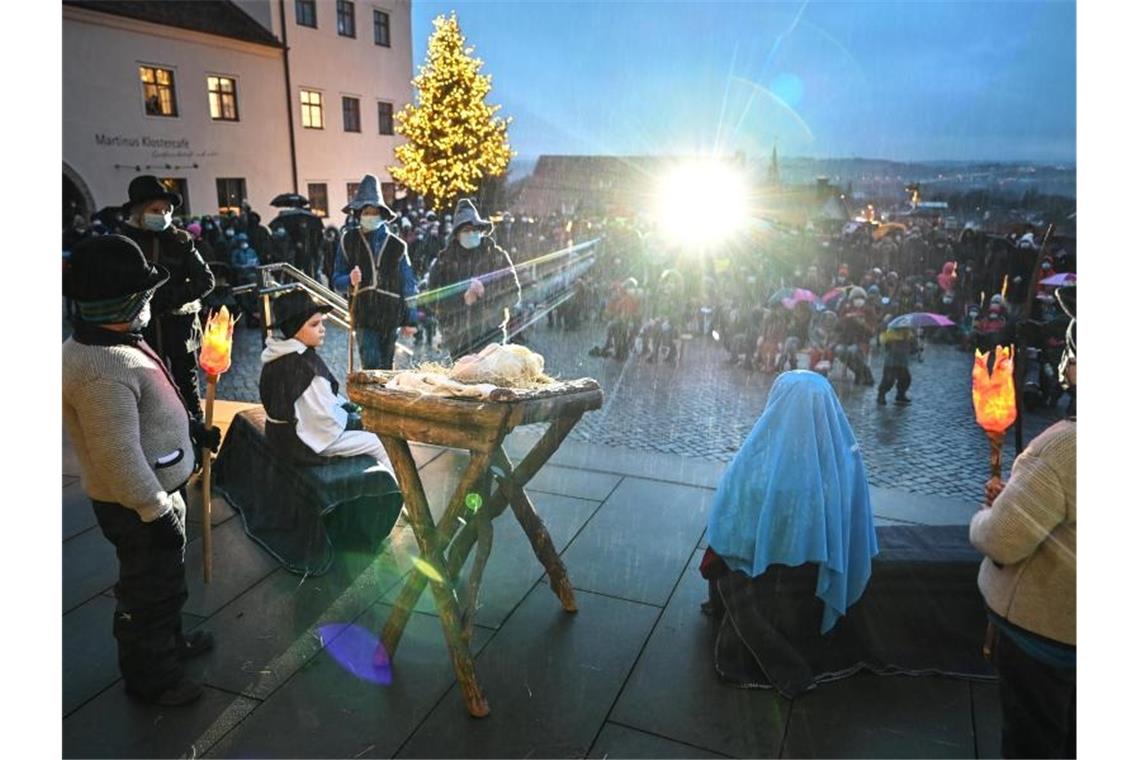 Krippenspiele unter Corona-Regeln: Aufführungen im Freien Kinder spielen auf dem Vorplatz der Basilika St. Martin die Weihnachtsgeschichte nach. Foto: Felix Kästle/dpa