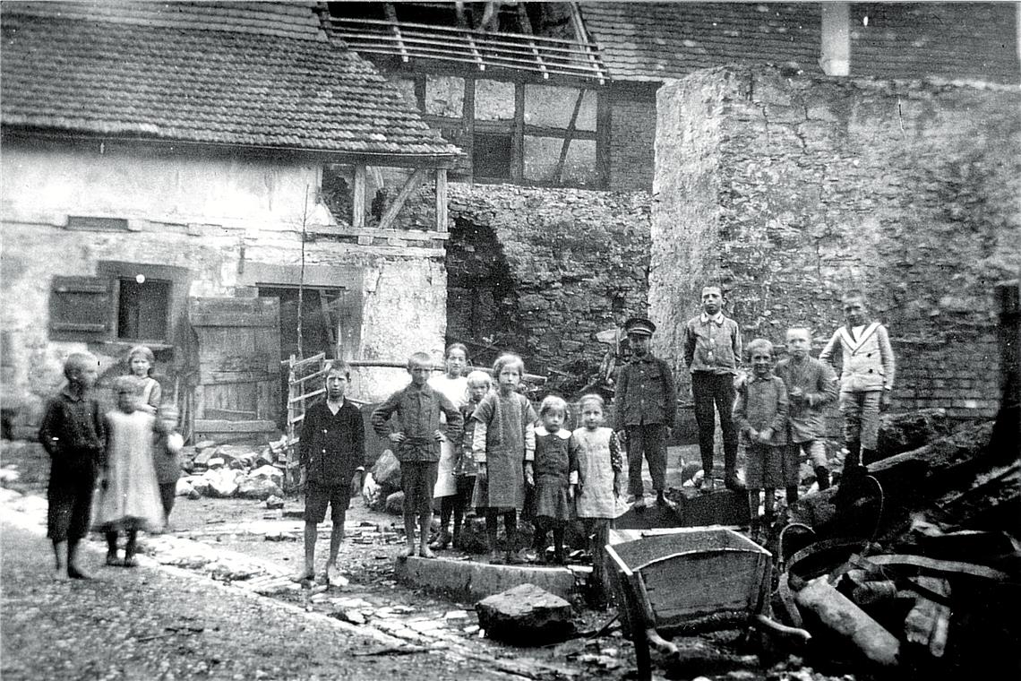 Scheunen prägten einst den Obstmarkt Kinder spielen beim Abbruch des ehemaligen städtischen Backhauskomplexes Anfang der 1930er-Jahre auf der Baustelle. Repros: P. Wolf