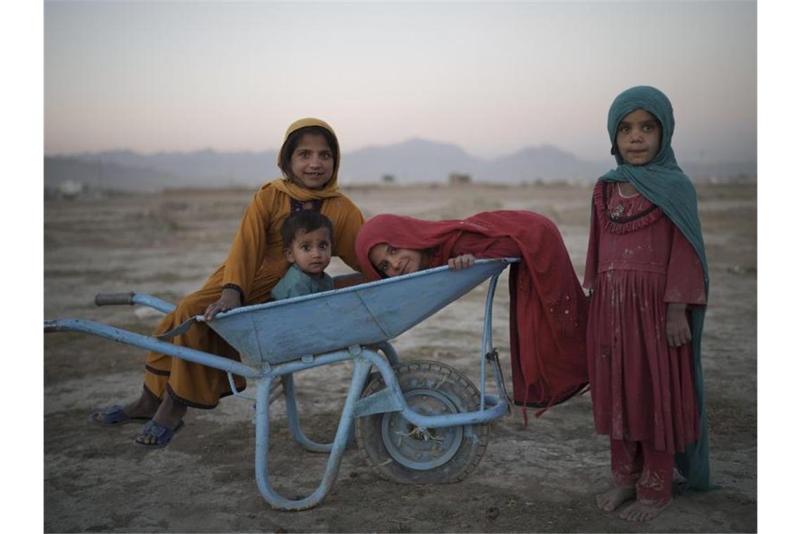 Kinder spielen in einem Lager für Binnenflüchtlinge in Kabul. Das Bundesinnenministerium hat für gut 2600 potenziell gefährdete Afghanen eine Aufenthaltszusage erteilt. Foto: Felipe Dana/AP/dpa