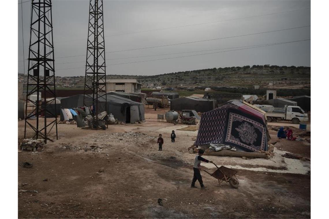 Kinder spielen in einem Lager in der Nähe der Stadt Idlib in Syrien. Foto: Felipe Dana/AP/dpa