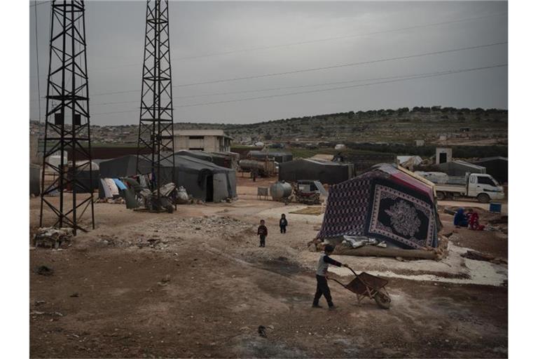 Kinder spielen in einem Lager in der Nähe der Stadt Idlib in Syrien. Foto: Felipe Dana/AP/dpa