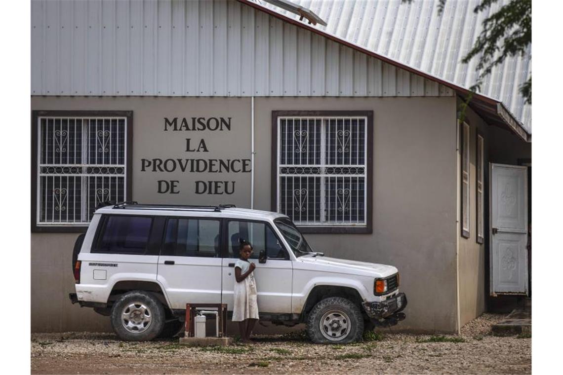 Kinder stehen im Hof des Waisenhauses Maison La Providence de Dieu. Foto: Odelyn Joseph/AP/dpa