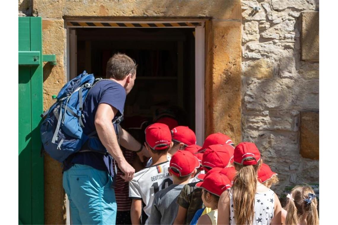 Kinder stehen in einer Schlange vor einem Kiosk an, der Speiseeis anbietet. Foto: Friso Gentsch