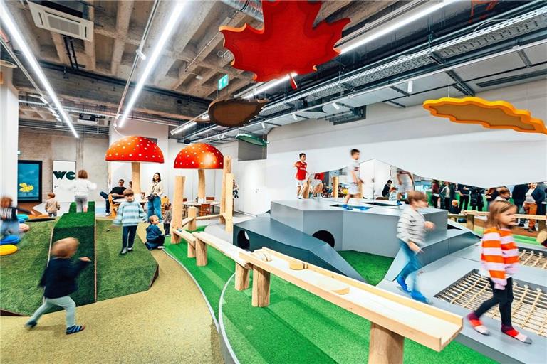 Kinder testen den Spielplatz.