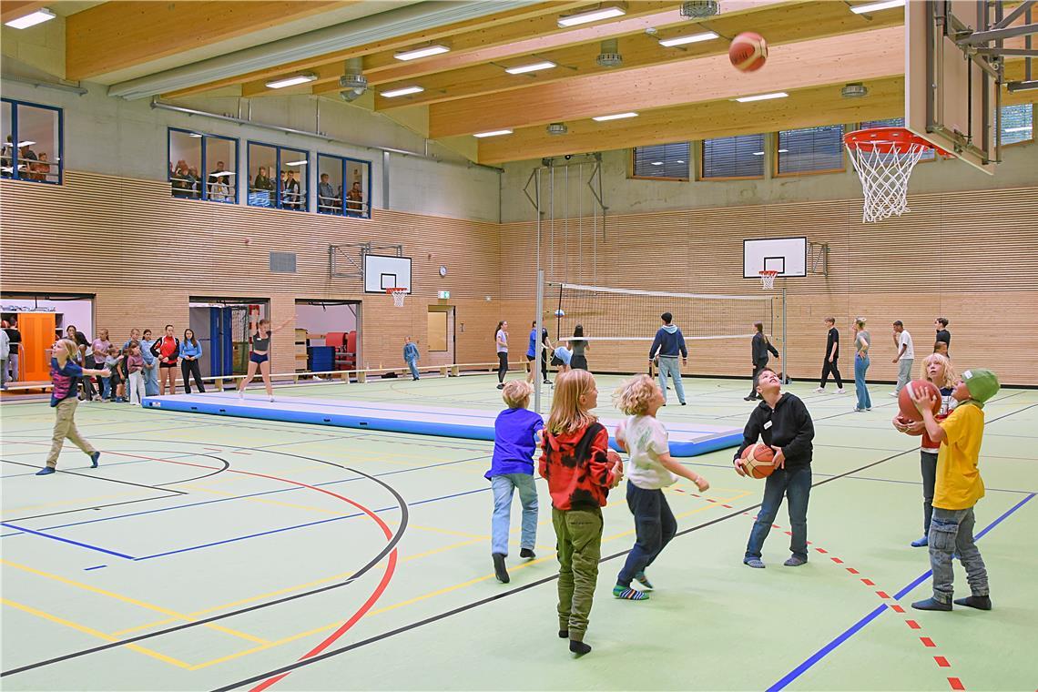 Die Waldorfschule Backnang feiert ihren Neubau Kinder toben sich in der Sporthalle aus, die in das neue Gebäude integriert ist.