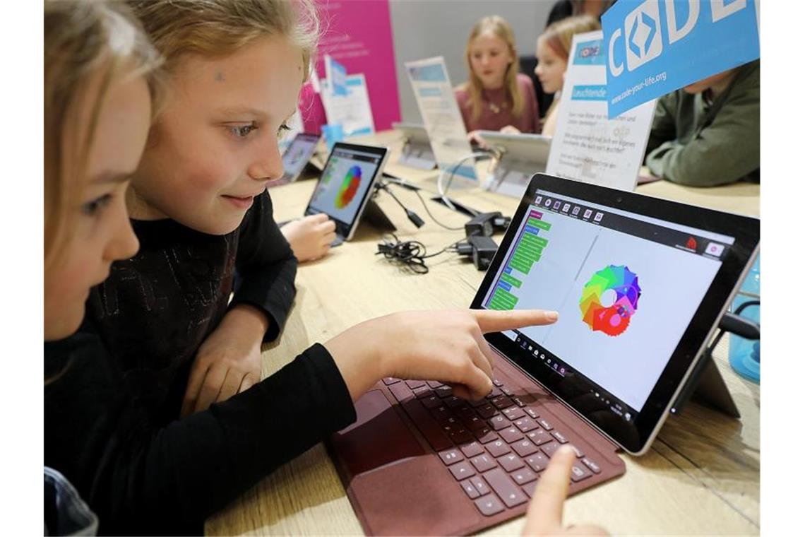 Bildungsmesse didacta wegen Coronavirus verschoben Kinder üben am Stand der Schulentwicklung von Microsoft Deutschland auf der Bildungsmesse Didacta. Foto: Oliver Berg/dpa/Archivbild
