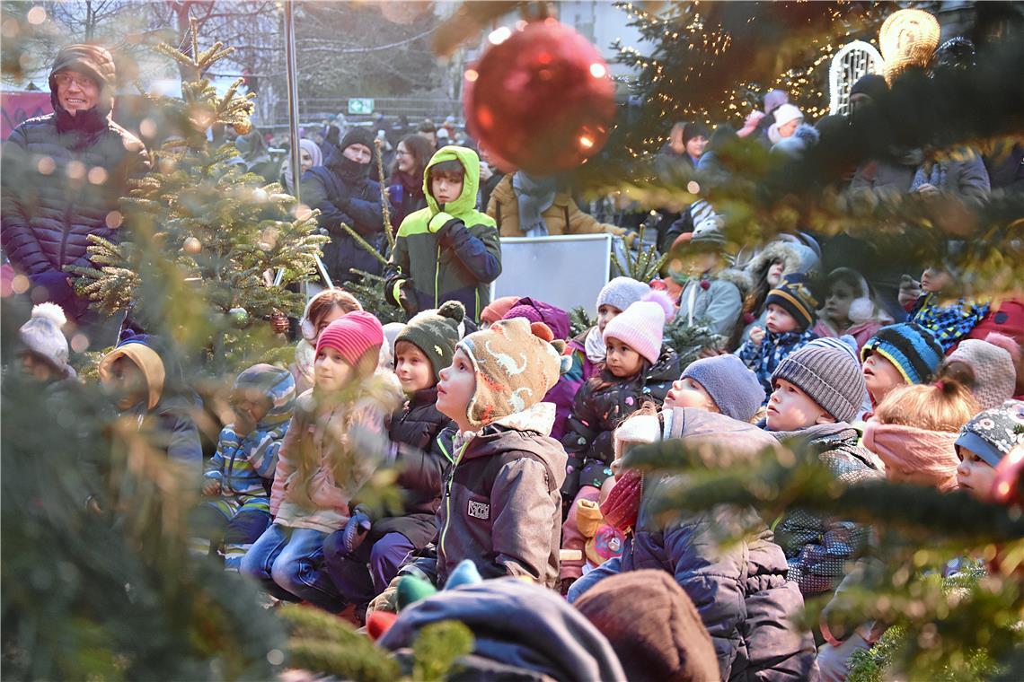 Kinder und Familien lauschen der Kasperlgeschichte von Professor Pröpstls Puppen...