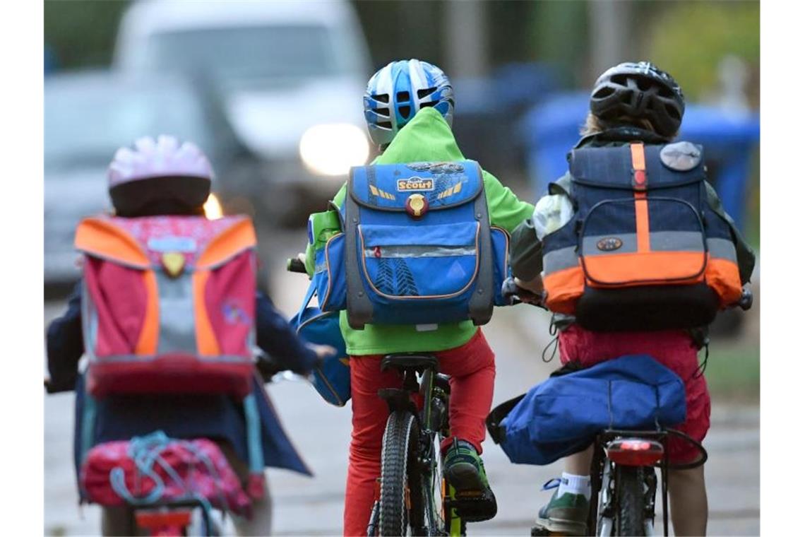 Berliner Senat berät über 2G-Ausnahme für Kinder Kinder unter 12 Jahren können sich noch nicht gegen das Coronavirus impfen lassen. Foto: Ralf Hirschberger/dpa/Symbobild