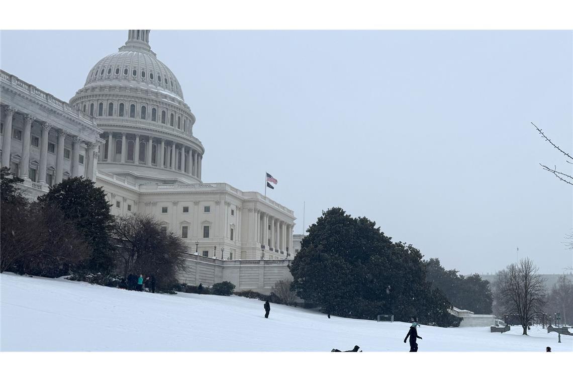 Kinder vergnügen sich auch mit Schlitten.