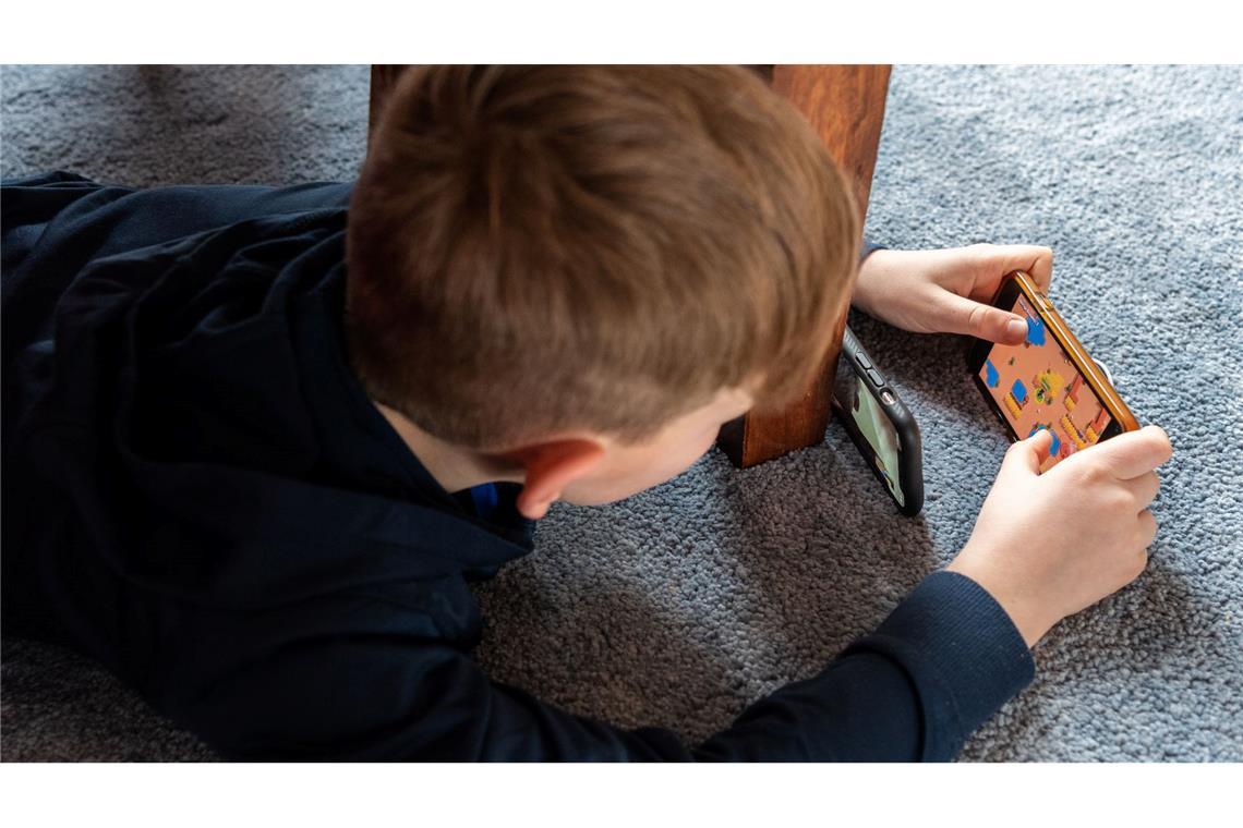 Kinder verlernen echte Kommunikation, wenn sie zu viel am Handy sind (Archivbild)