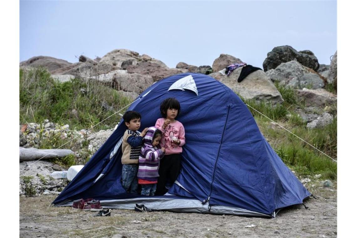 Kinder vor einem Zelt im Dorf Petra auf der nordöstlichen Ägäisinsel Lesbos. Foto: Panagiotis Balaskas/AP/dpa