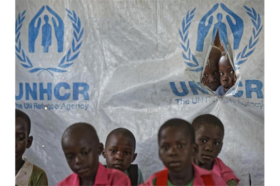 Kinder werden in der Ombechi Grundschule in Uganda im Flüchtlingslager Bidi Bidi in einem Zelt des Flüchtlingshilfswerkes UNHCR unterrichtet. Foto: Ben Curtis/AP/dpa