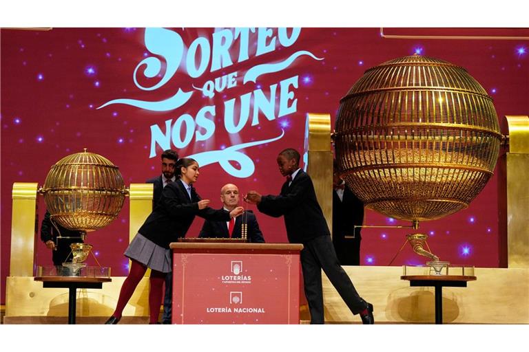 Kinder ziehen El-Gordo-Glückszahlen im Teatro Real in Madrid