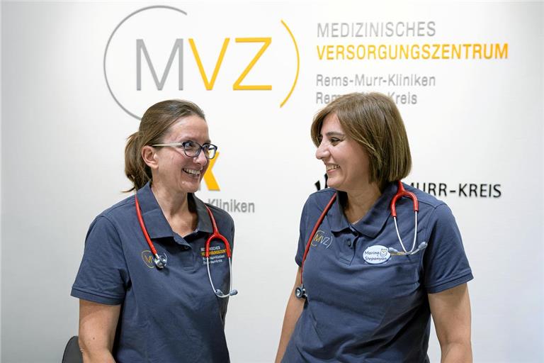 Kinderärztin Marina Stepanyan (rechts) betreut seit dem 1. Oktober die kleinen Patienten. Ab November verstärkt die Ärztin Veronika Seethaler das Team in Teilzeit. Foto: Alexander Becher
