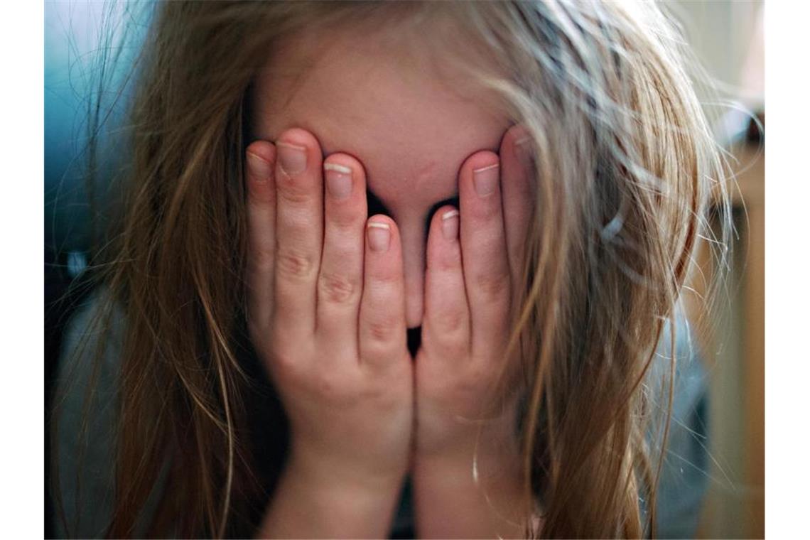 Corona: „Schreckliche Auswirkungen“ für manche Kinder Kinderchirurgin Susanne von der Heydt von der Charité sorgt sich besonders um Kinder, die zu Hause Gewalt und Missbrauch erfahren (Symbol). Foto: picture alliance / Nicolas Armer/dpa