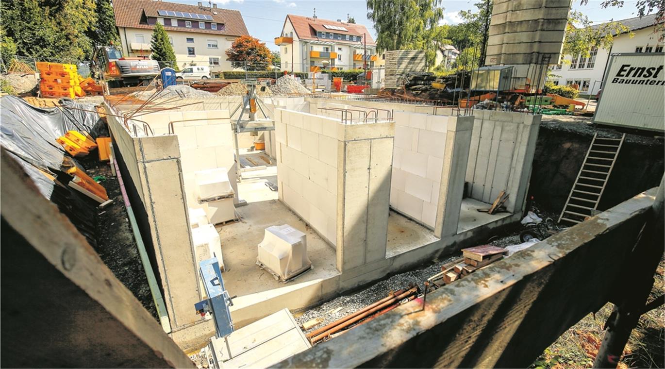 Kindergartenneubau nimmt Konturen an Kindergartenbaustelle in Sachsenweiler: Das nach Süden leicht abfallende Gelände ermöglicht es, den ansonsten eingeschossig konzipierten Bau teilweise zu unterkellern. In diesem Untergeschoss entstehen Personal-, Förder-, Besprechungs- und Abstellräume.
