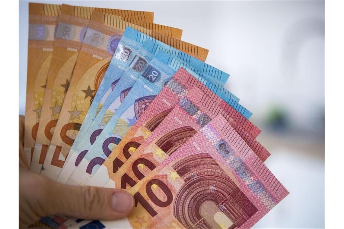 2020 mehr Kindergeld ins Ausland überwiesen Kindergeld kann man auch für Kinder im Ausland erhalten, wenn die Eltern oder andere sorgeberechtigte Angehörige in Deutschland leben oder arbeiten. Foto: Monika Skolimowska/dpa-Zentralbild/dpa