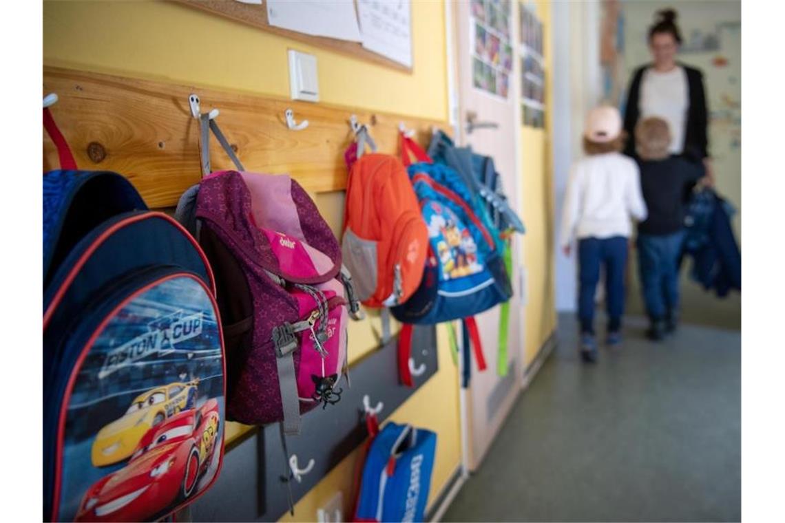 Kinderrucksäcke im Eingangsbereich eines Kindergartens. Foto: Monika Skolimowska/dpa-Zentralbild/dpa/Symbolbild