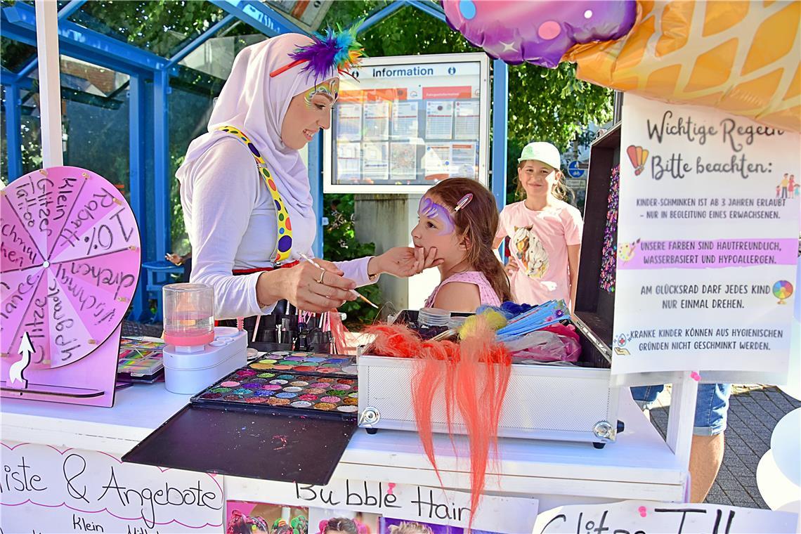 Kinderschminken in bunten Farben, auf dem Straßenfest 2025  in Backnang.